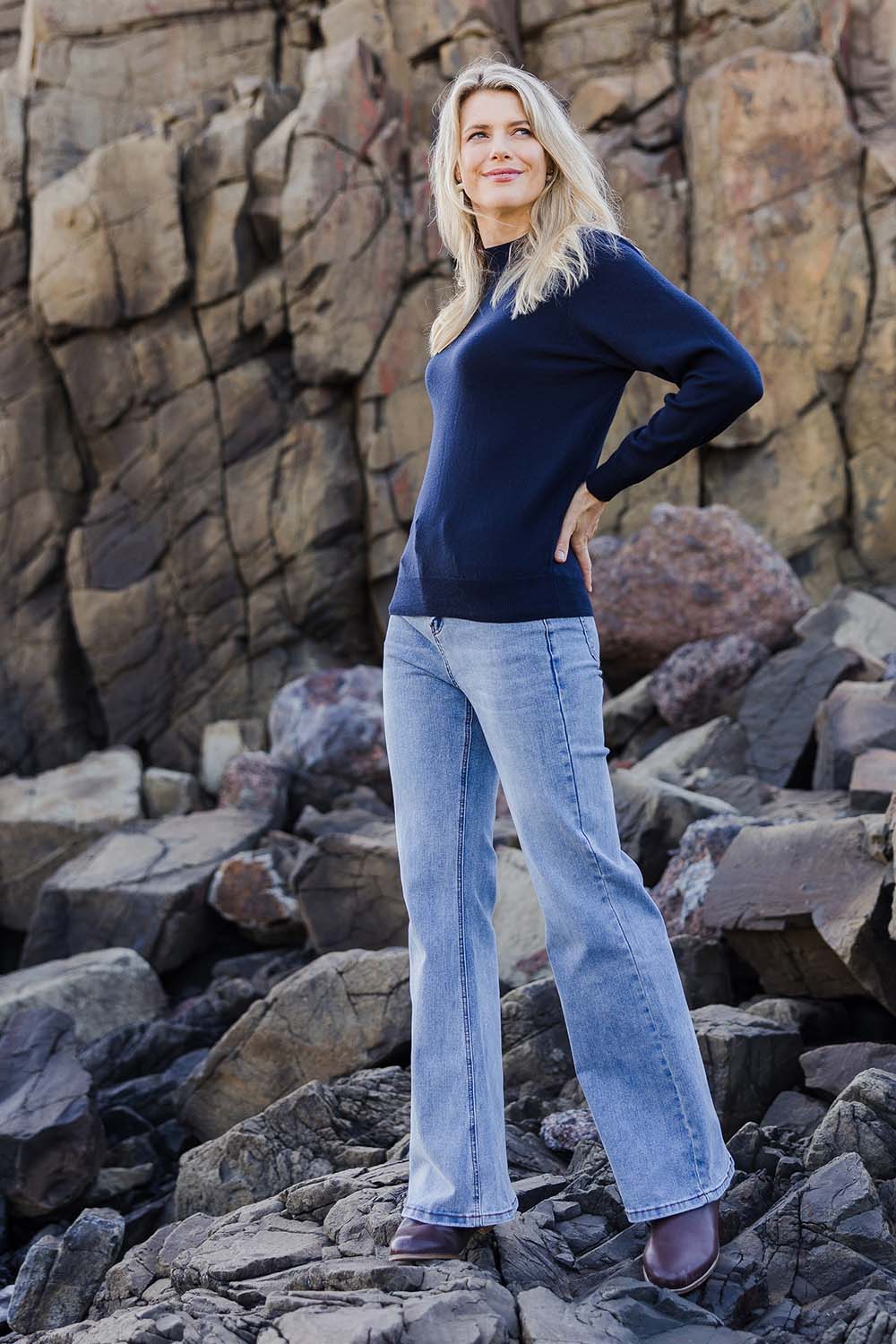 Model Kelly wearing size S of the Merino Wool High Crew Pullover in colour Navy (Blue), from the front, showing the whole outfit