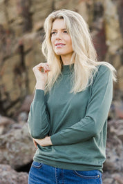 Model Kelly wearing size S of the Merino Wool High Crew Pullover in colour Seafoam (Green), from the front, showing the whole outfit