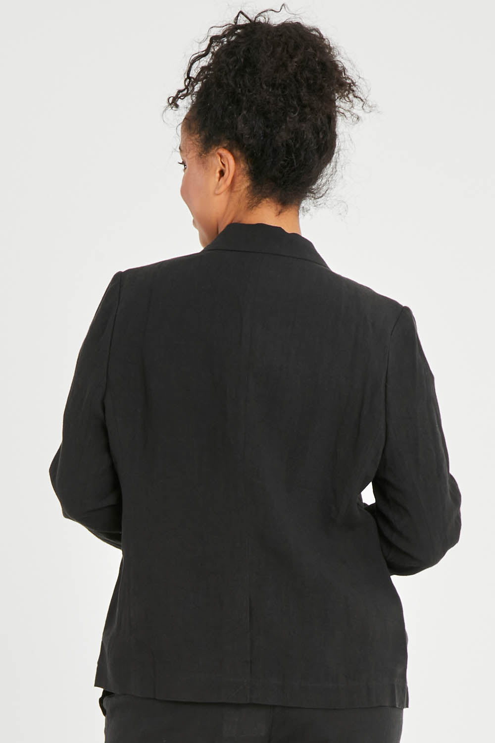 Model Noli wearing size 14 of the Linen Blazer in colour Black (Black), from the back