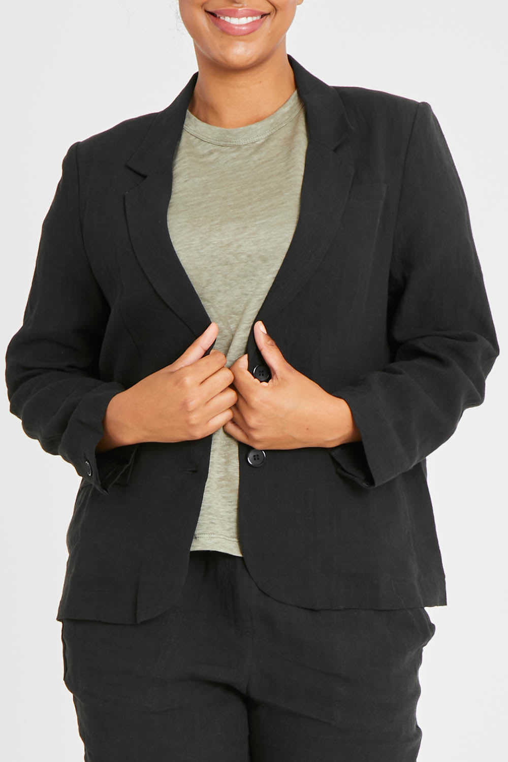 Model Noli wearing size 14 of the Linen Blazer in colour Black (Black), from the front, cropped image
