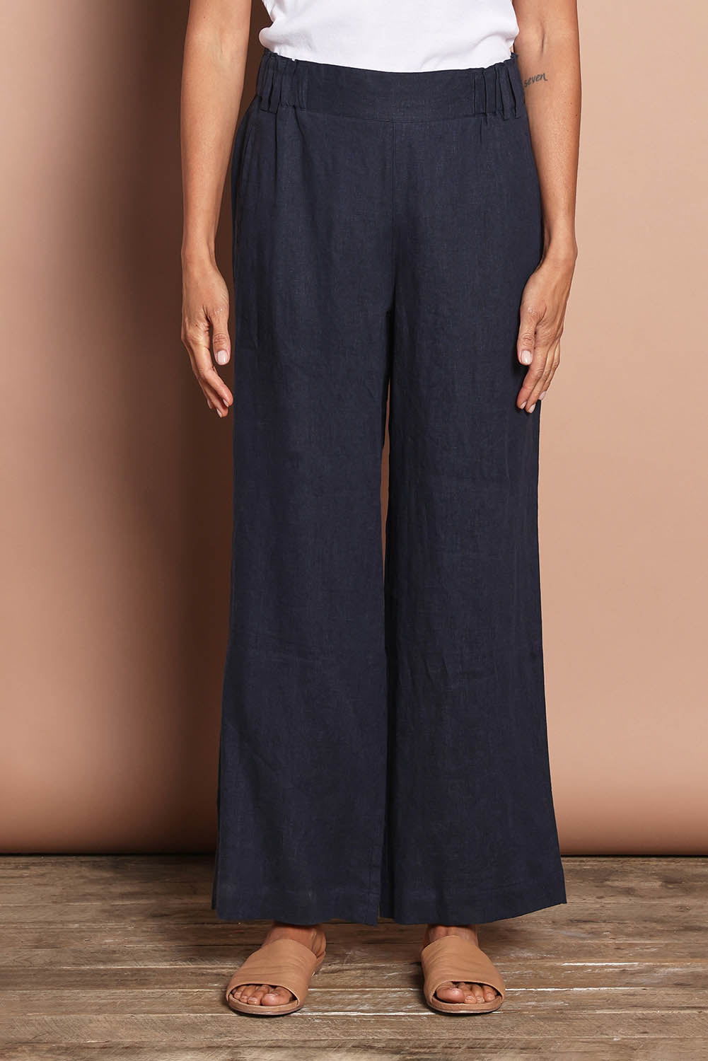 Model Amanda wearing size 10 of the Linen Wide Leg Pant in colour Navy (Blue), from the front, cropped image