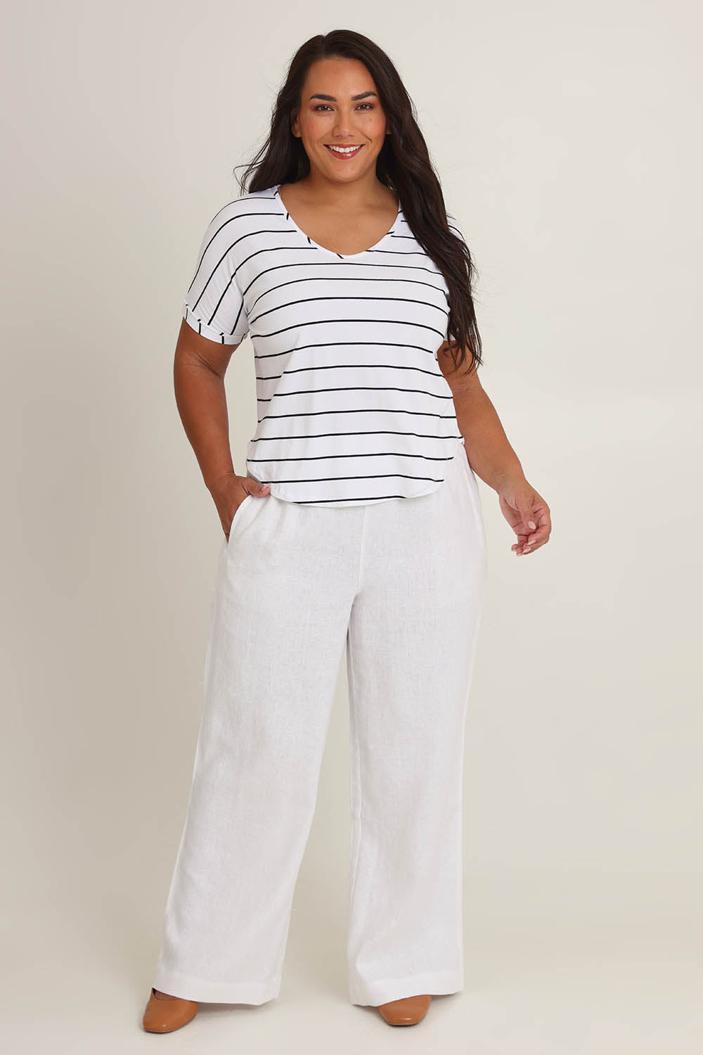 Model Ashleigh wearing size 16 of the Linen Wide Leg Pant in colour White (White), from the front, showing the whole outfit