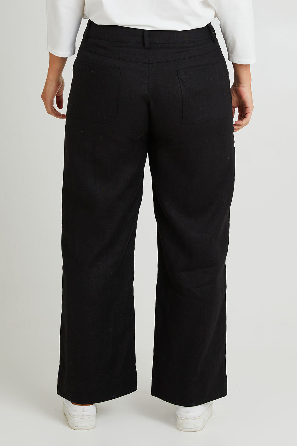 Model Laura wearing size 14 of the Linen Straight Pant in colour Black (Black), from the back