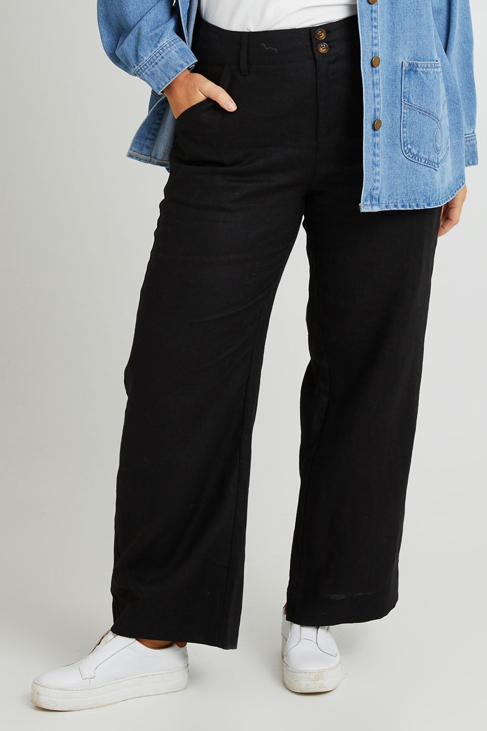 Model Laura wearing size 14 of the Linen Straight Pant in colour Black (Black), from the front, cropped image
