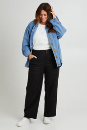 Model Laura wearing size 14 of the Linen Straight Pant in colour Black (Black), from the front, showing the whole outfit