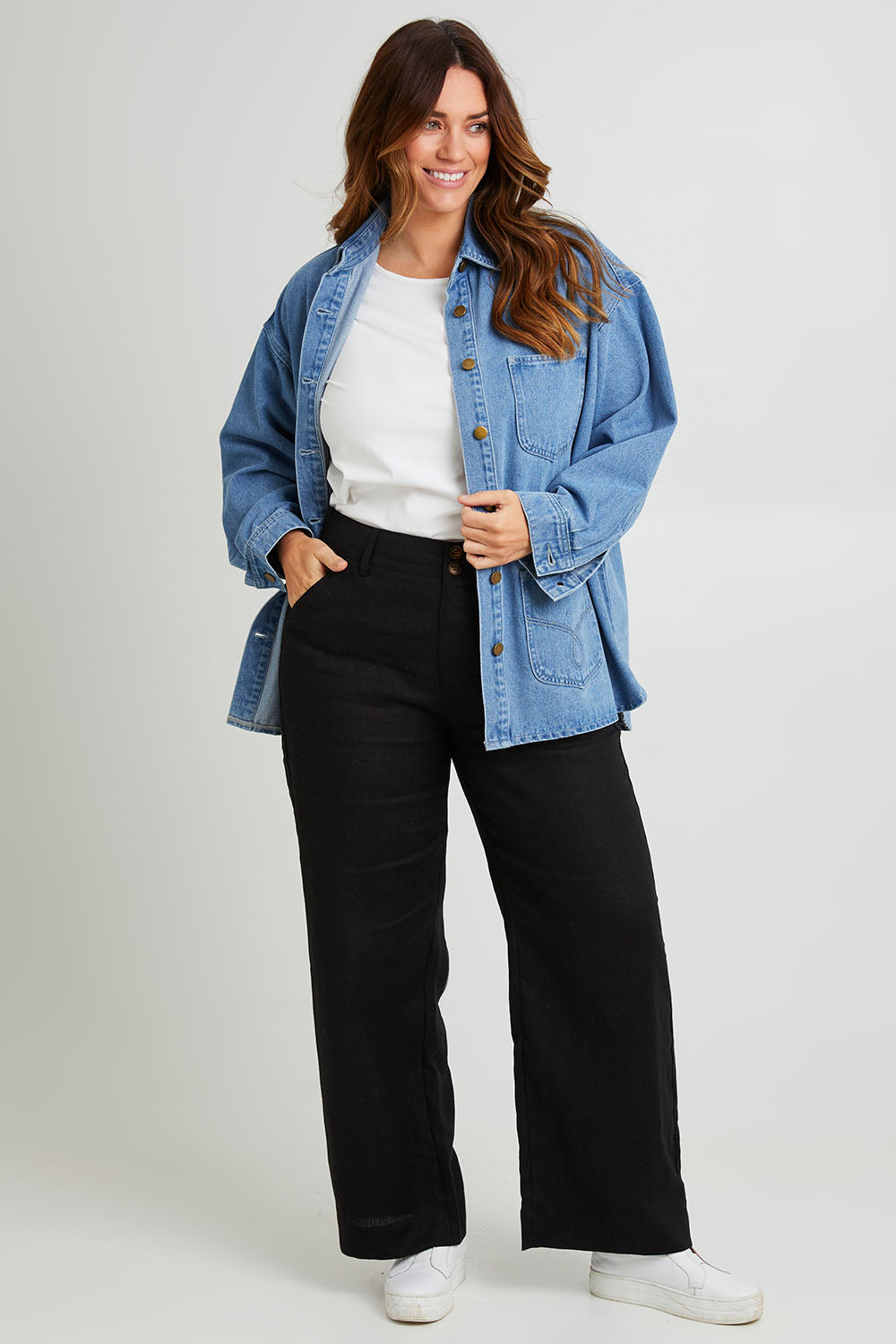 Model Laura wearing size 14 of the Linen Straight Pant in colour Black (Black), from the front, showing the whole outfit