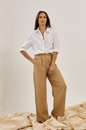 Model Amanda wearing size 10 of the Linen Straight Leg Pant in colour Brownsugar, from the front, showing the whole outfit