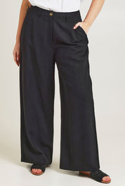Model Jane wearing size 14 of the Ramie Tencel Straight Pant in colour Black (Black), from the front, cropped image