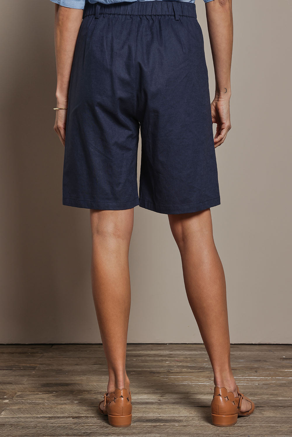 Model Amanda wearing size 10 of the Linen Cotton Long Short in colour Navy (Blue), from the back