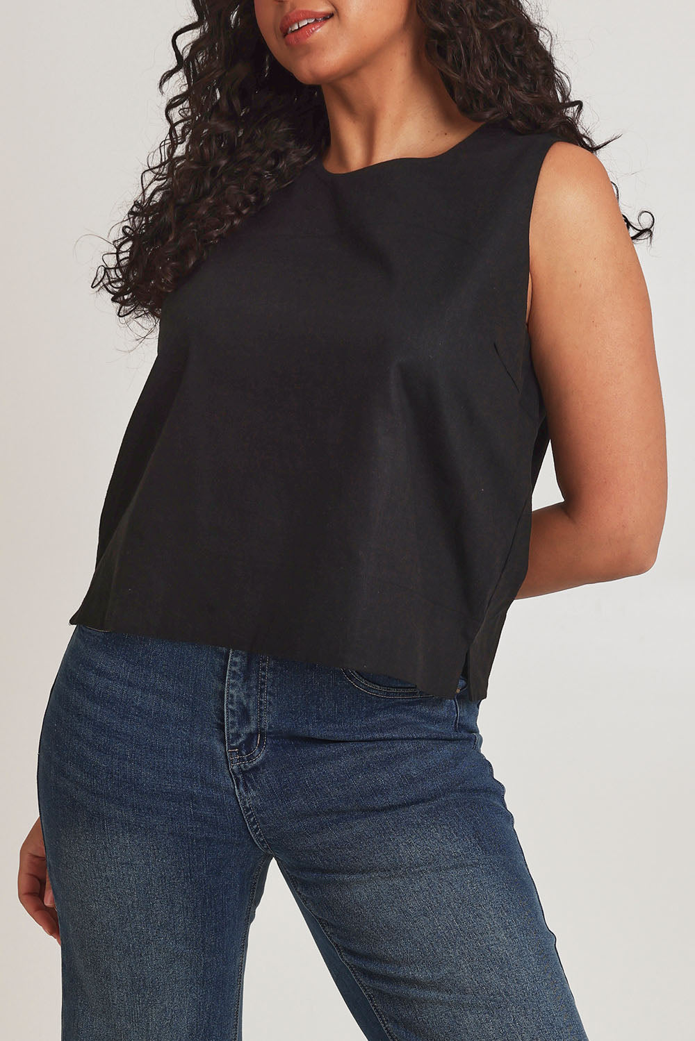 Model Terri-Leigh wearing size 14 of the Linen Cotton Split Hem Tank in colour Black (Black), from the front, cropped image