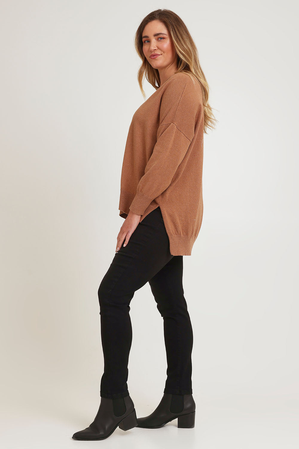 Model Chanel wearing size XL of the Cotton Cashmere V Neck Sweater in colour Caramel, from the front, showing the whole outfit