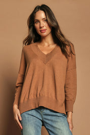 Model Madeline wearing size S of the Cotton Cashmere V Neck Sweater in colour Caramel, from the front, showing the whole outfit