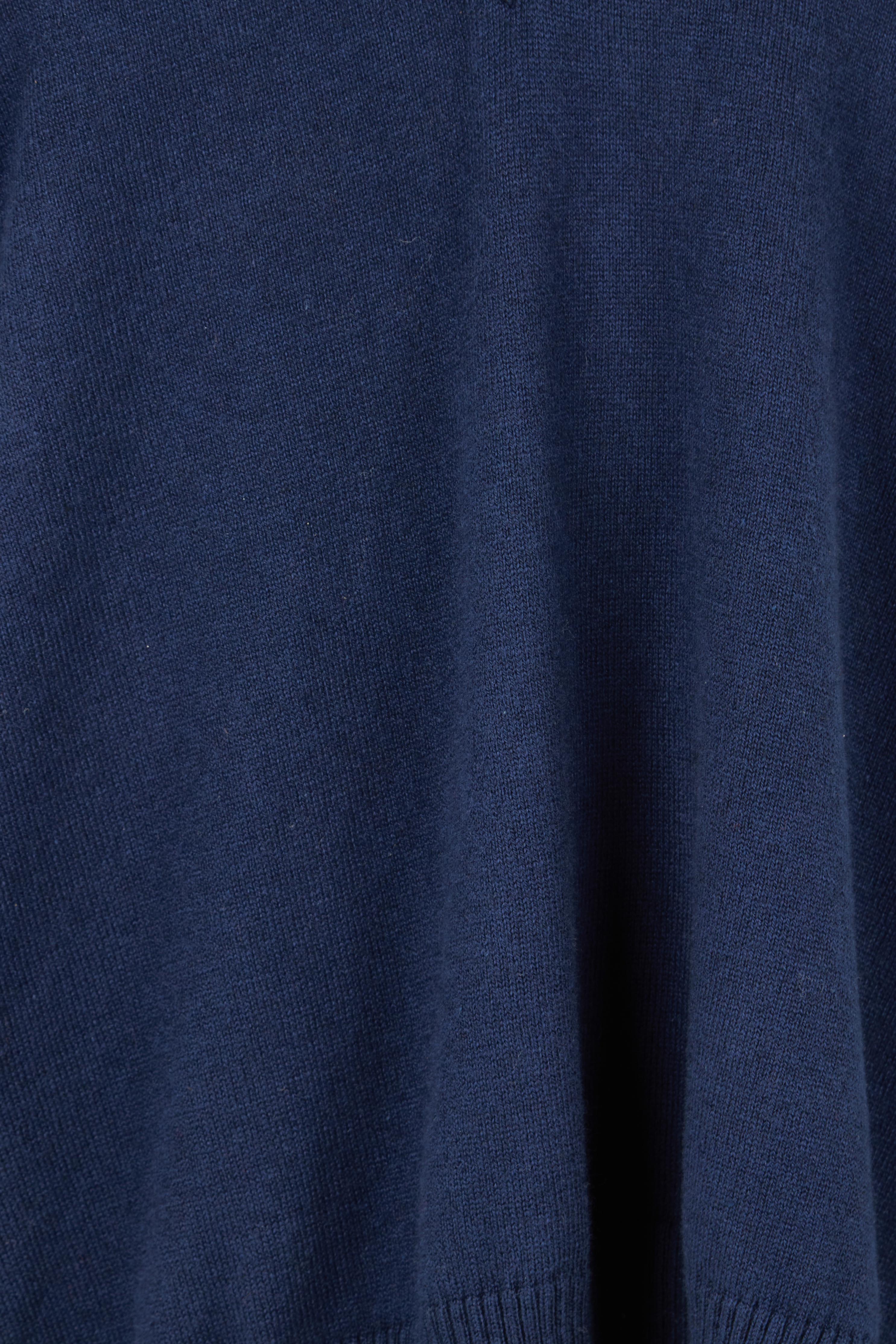 Product shot of the Cotton Cashmere V Neck Sweater in colour Navy (Blue), detail