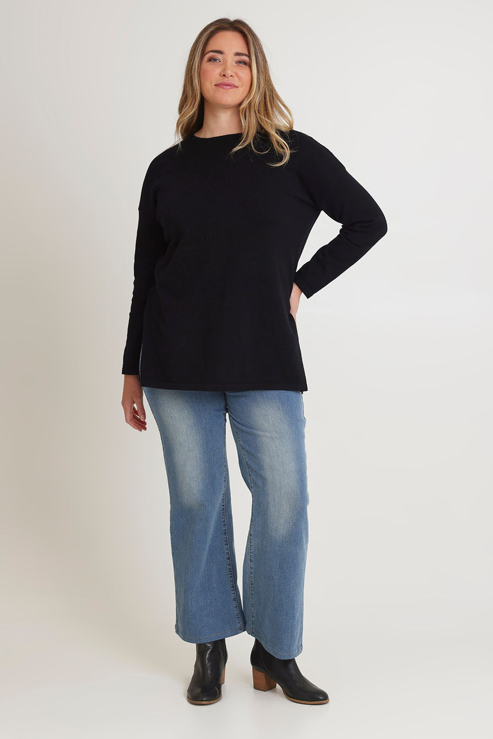 Model Chanel wearing size XL of the Cotton Cashmere Tunic in colour Black (Black), from the front, showing the whole outfit