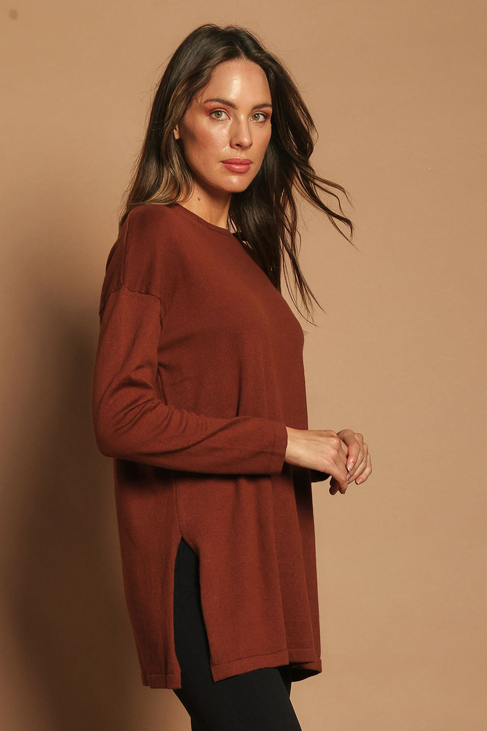 Model Madeline wearing size S of the Cotton Cashmere Tunic in colour Chestnut, from the front, showing the whole outfit