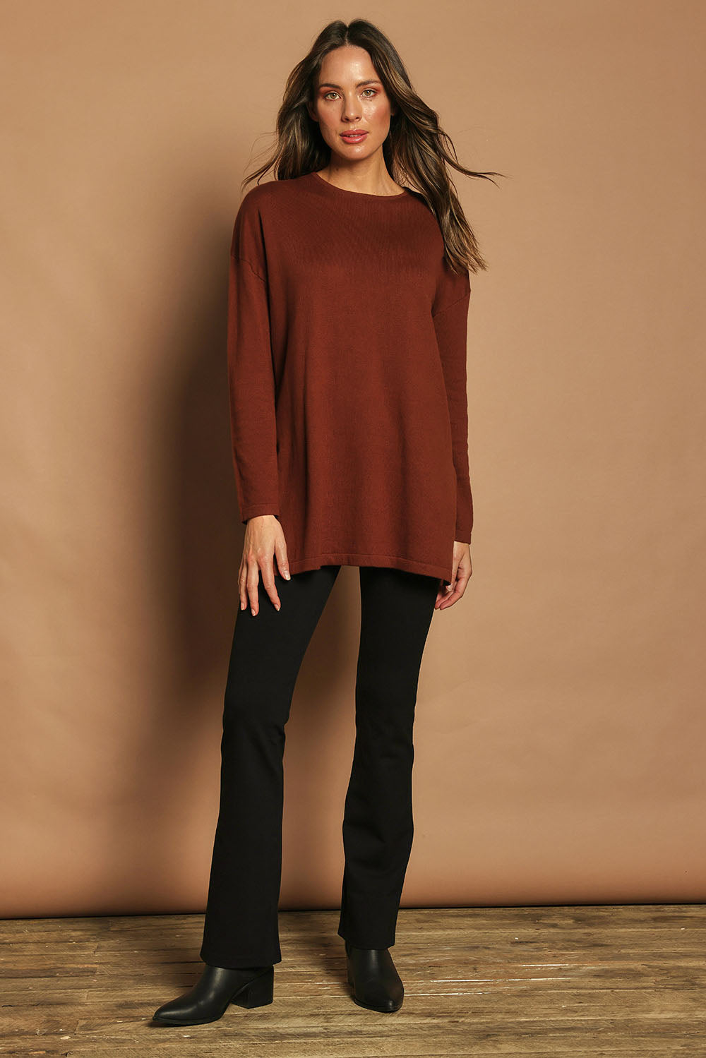 Model Madeline wearing size S of the Cotton Cashmere Tunic in colour Chestnut, from the front, showing the whole outfit