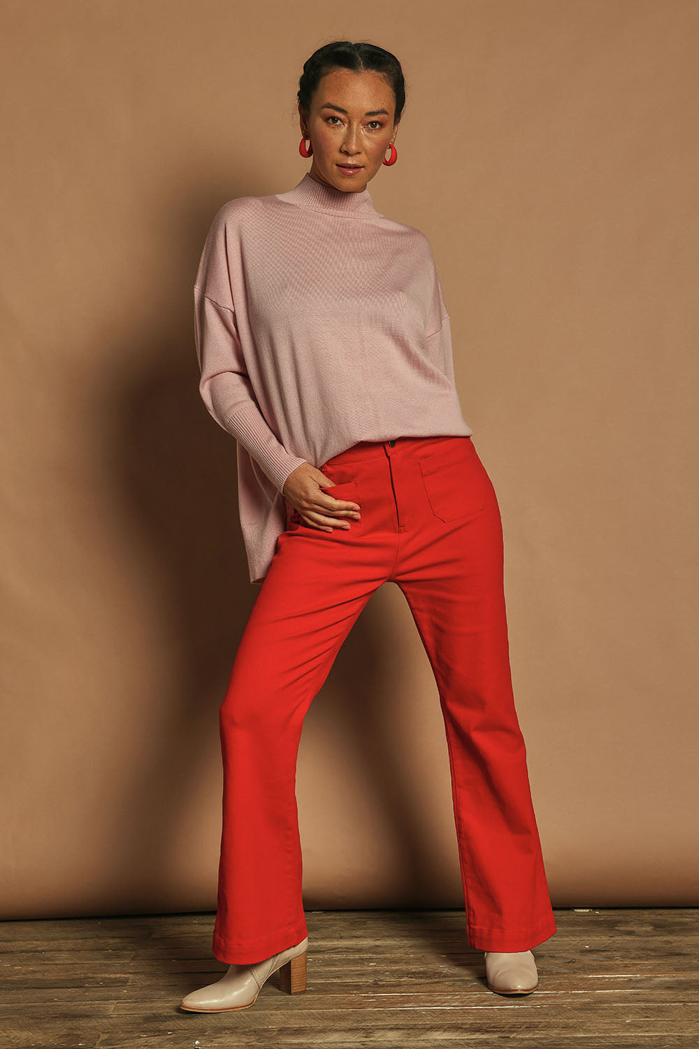 Model Katie wearing size S of the Merino Wool Back Split Tunic in colour Softpink (Pink), from the front, showing the whole outfit
