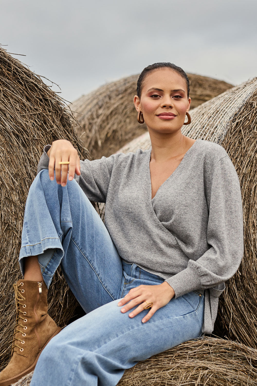 Model Lala wearing size S of the Wool Cashmere Wrap Sweater in colour Grey (Grey), from the front, showing the whole outfit