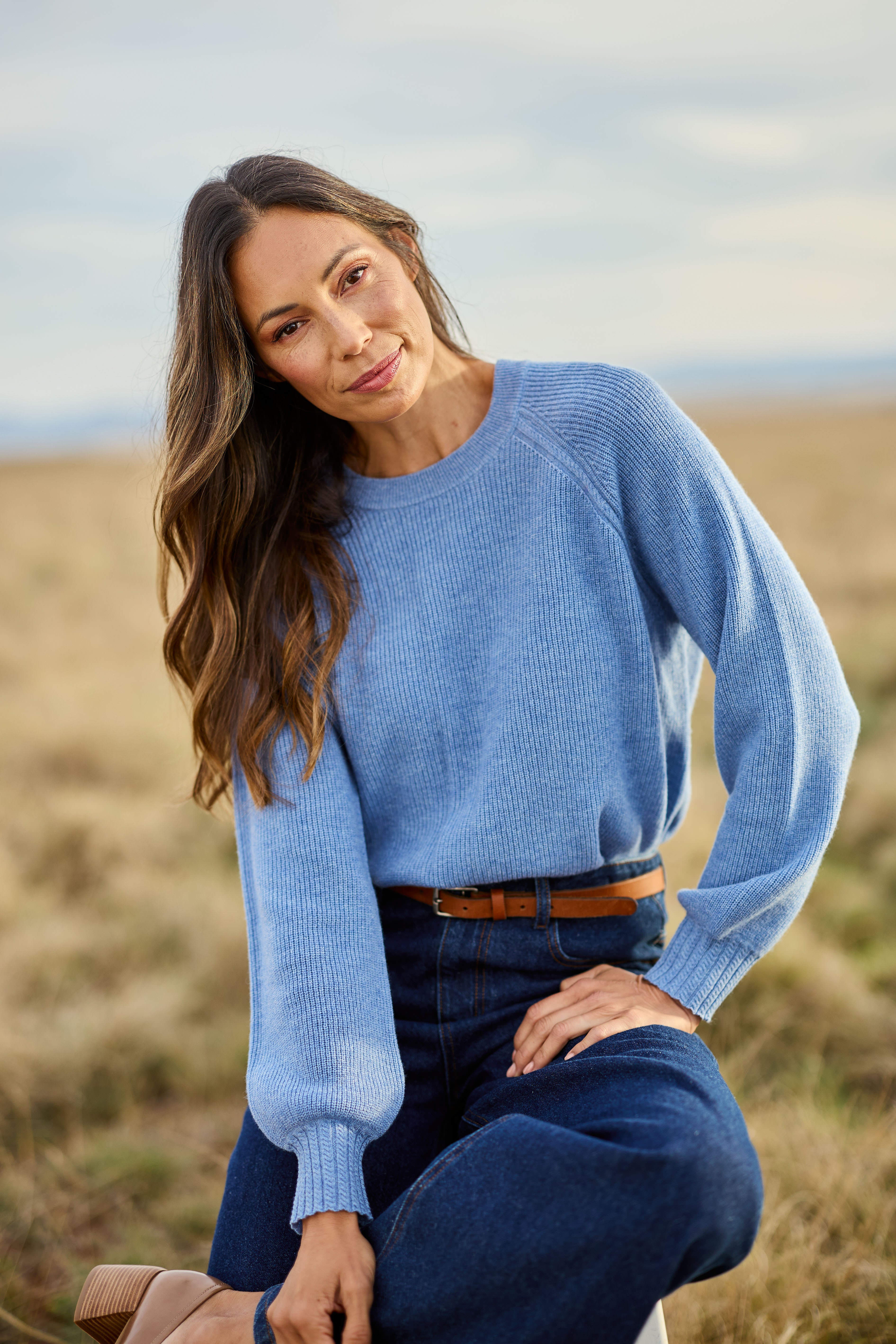 Model Amanda wearing size S of the Wool Cashmere Sweater in colour Softblue (Blue), from the front, showing the whole outfit