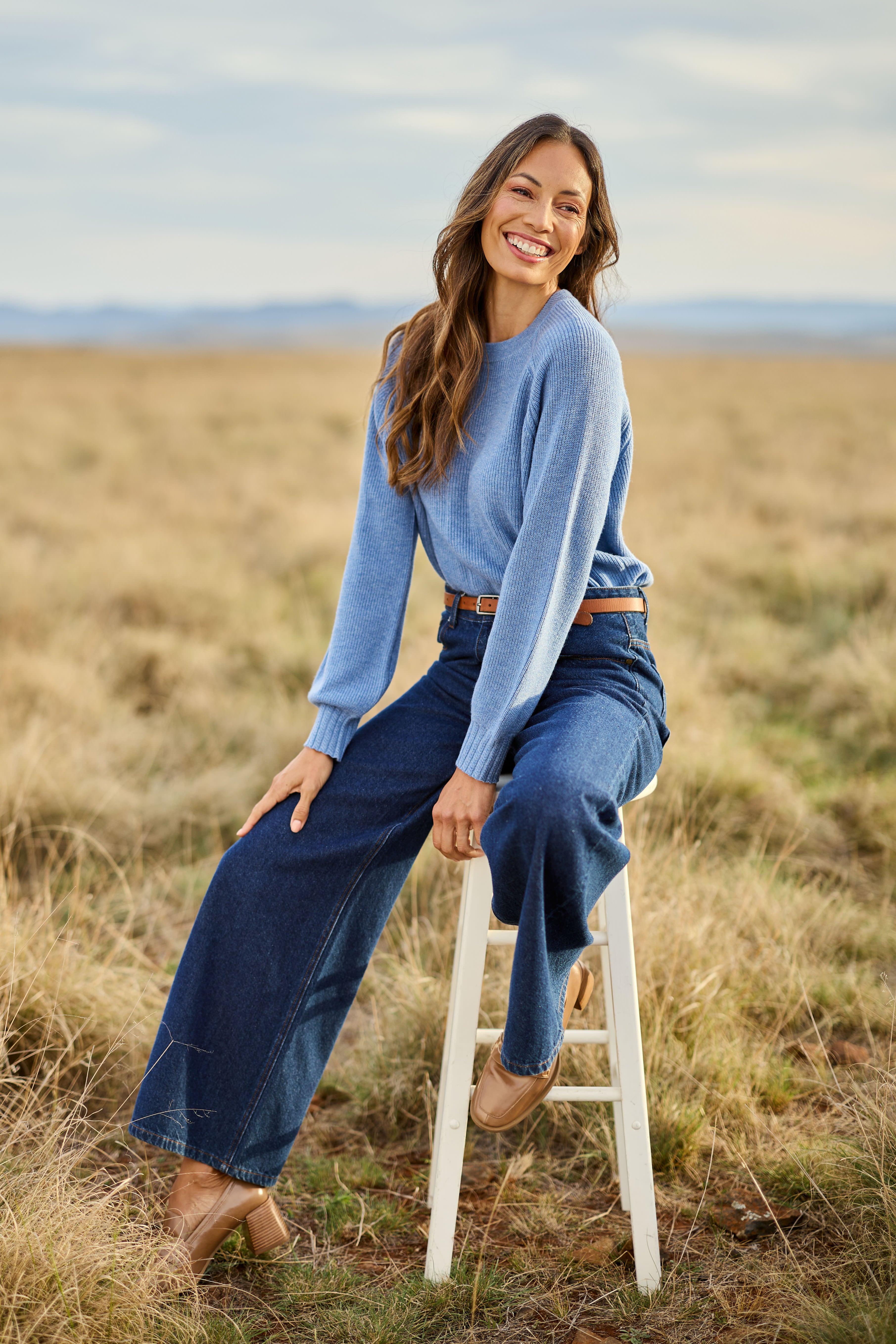 Model Amanda wearing size S of the Wool Cashmere Sweater in colour Softblue (Blue), from the front, showing the whole outfit