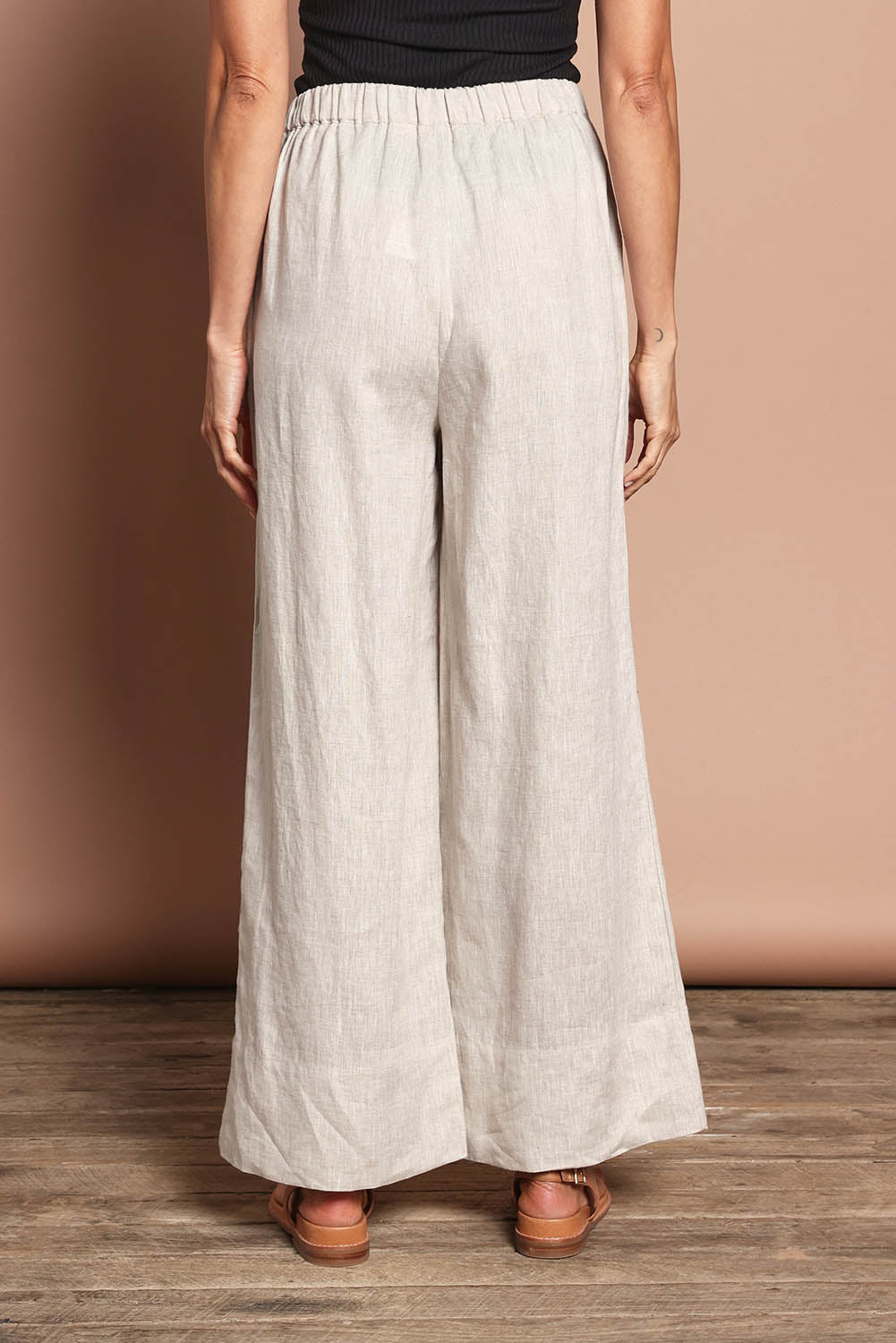 Model Amanda wearing size 10 of the Linen Drawstring Pant in colour Natural, from the back