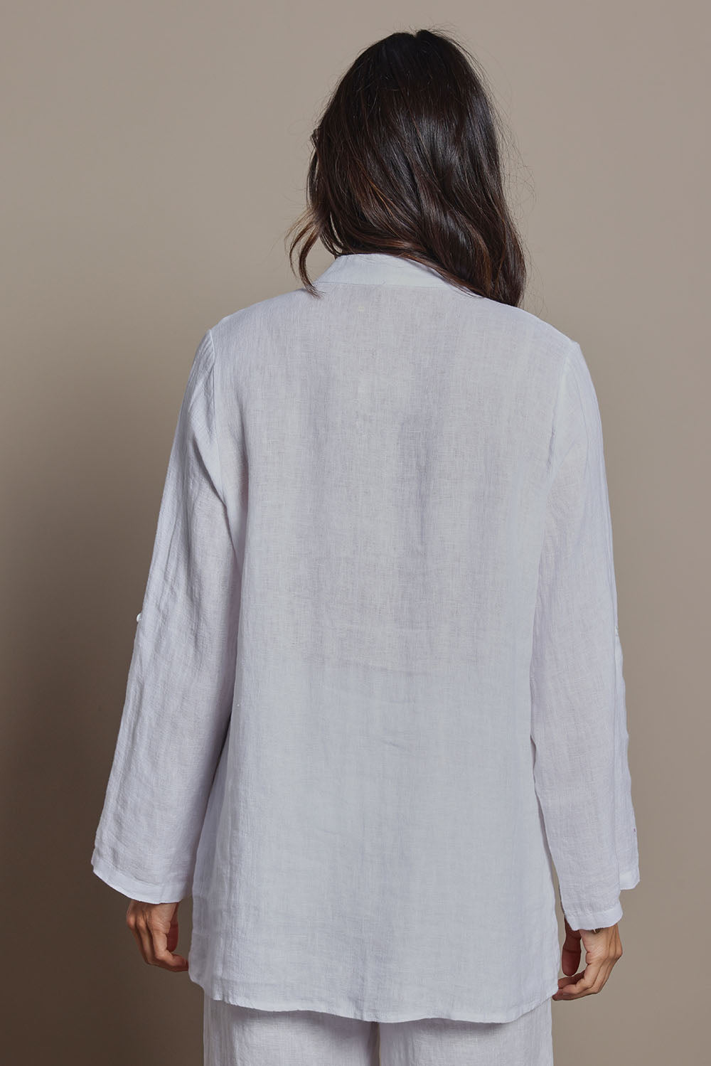 Model Amanda wearing size 10 of the Linen Extra Soft Relaxed Shirt in colour White (White), from the back