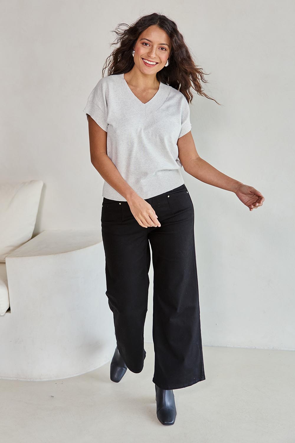 Model Tahneei wearing size 10 of the Cotton Cashmere Relaxed Knit – Dove in colour Dove, from the front