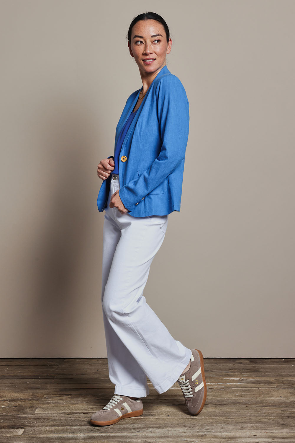 Model Katie wearing size 8 of the Cotton Linen Blazer in colour Boldblue (Blue), from the front, showing the whole outfit