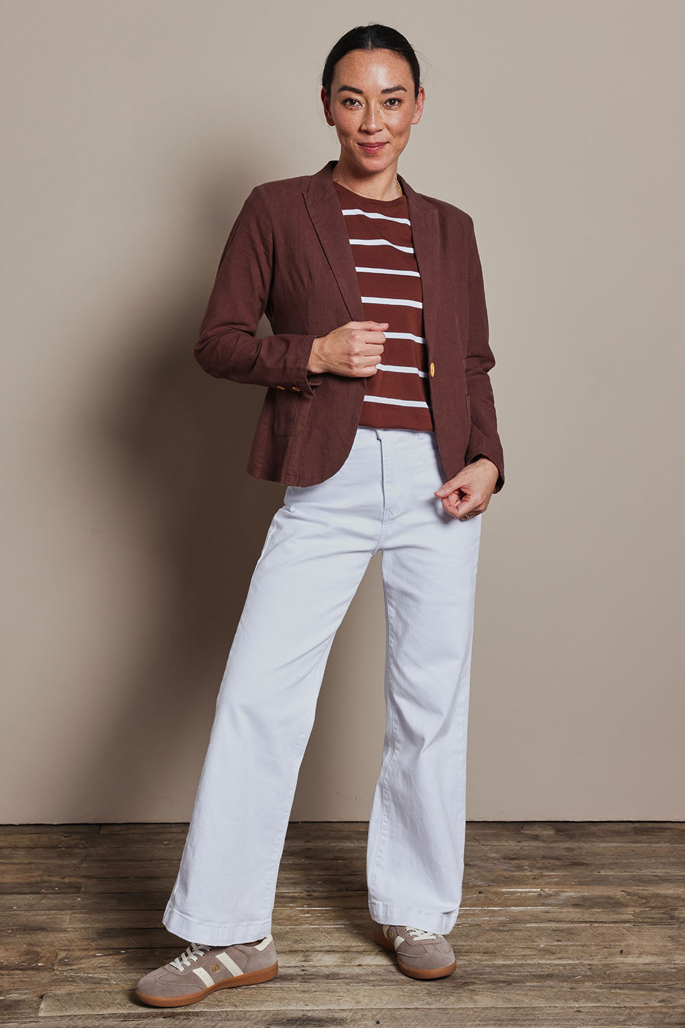 Model Katie wearing size 8 of the Cotton Linen Blazer in colour Chocolate, from the front, showing the whole outfit