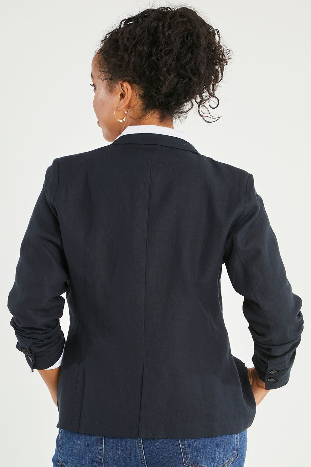 Model Noli wearing size 14 of the Cotton Linen Blazer in colour Midnight (Black), from the back