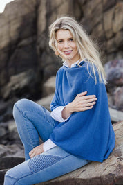 Model Kelly wearing size S of the Cotton Cashmere Wool Poncho in colour Blue (Blue), from the front, showing the whole outfit