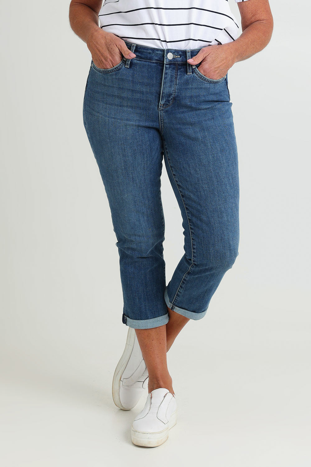 Model Sandy wearing the Chloe Capri Jean in colour Costabrava (Blue), from the front, cropped image