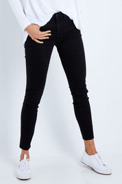 Model Amanda wearing the Ami Skinny Jean in colour Black (Black), from the front, cropped image