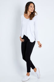 Model Amanda wearing the Ami Skinny Jean in colour Black (Black), from the front, showing the whole outfit