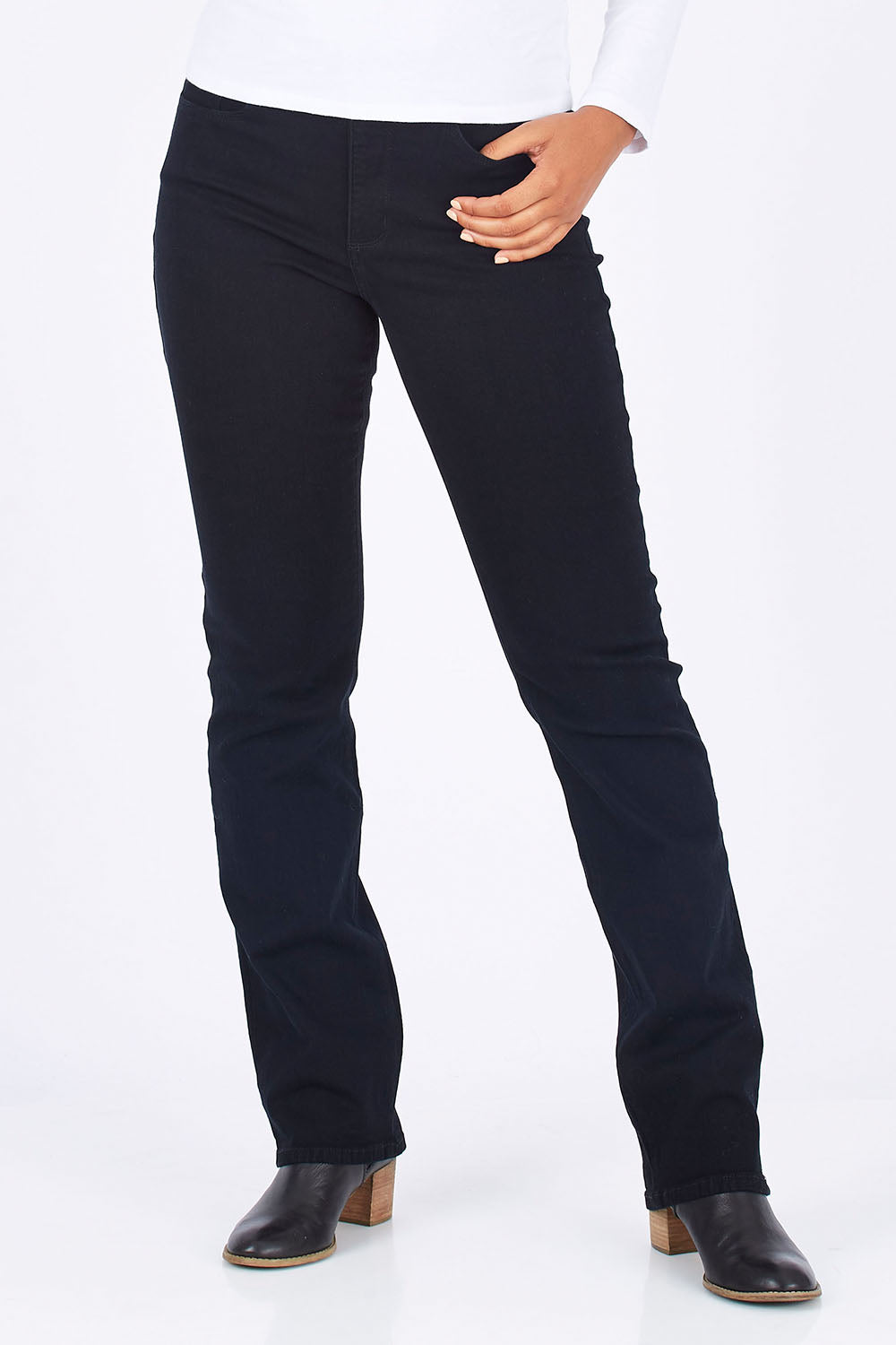 Model Summer wearing the Marilyn Straight in colour Black (Black), from the front, cropped image