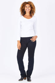 Model Summer wearing the Marilyn Straight in colour Black (Black), from the front, showing the whole outfit