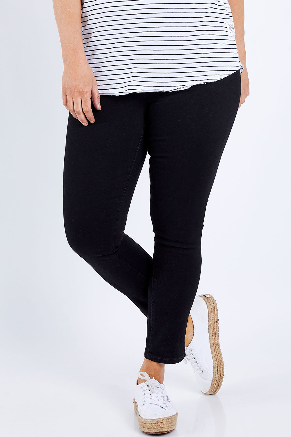 Model Laura wearing the Alina Skinny Ankle Pull On Jean in colour Black (Black), from the front, cropped image