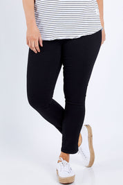 Model Laura wearing the Alina Skinny Ankle Pull On Jean in colour Black (Black), from the front, cropped image