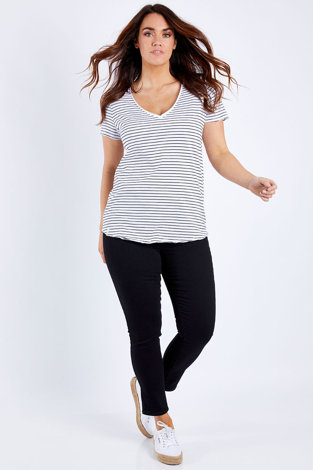 Model Laura wearing the Alina Skinny Ankle Pull On Jean in colour Black (Black), from the front, showing the whole outfit