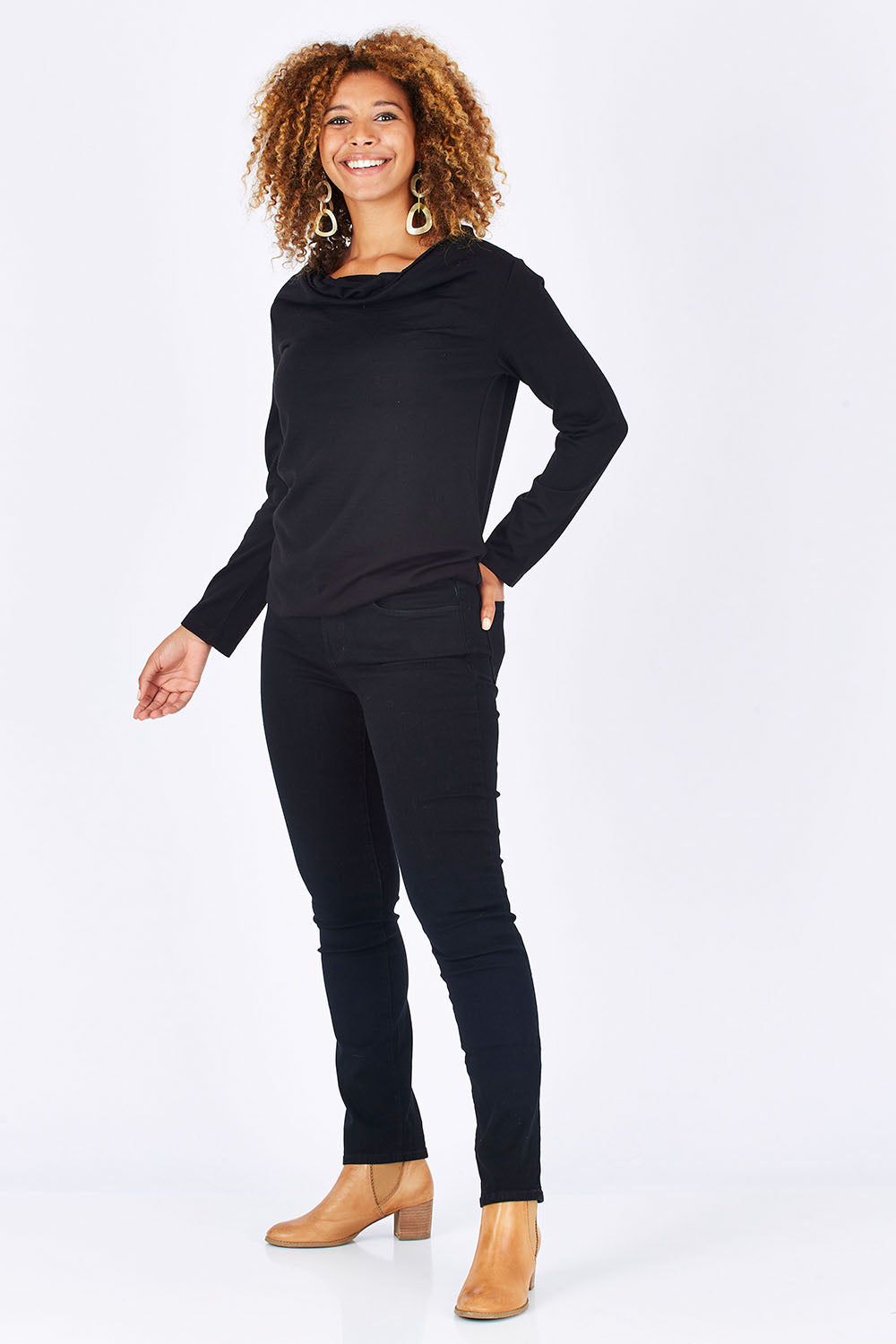 Model Summer wearing the Sheri Slim in colour Black (Black), from the front, showing the whole outfit