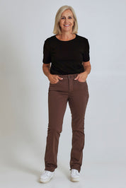 Model Sandy wearing the Marilyn Straight Jean in colour Coffeebean, from the front, showing the whole outfit