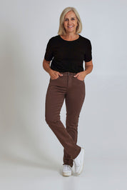 Model Sandy wearing the Marilyn Straight Jean in colour Coffeebean, from the front, showing the whole outfit