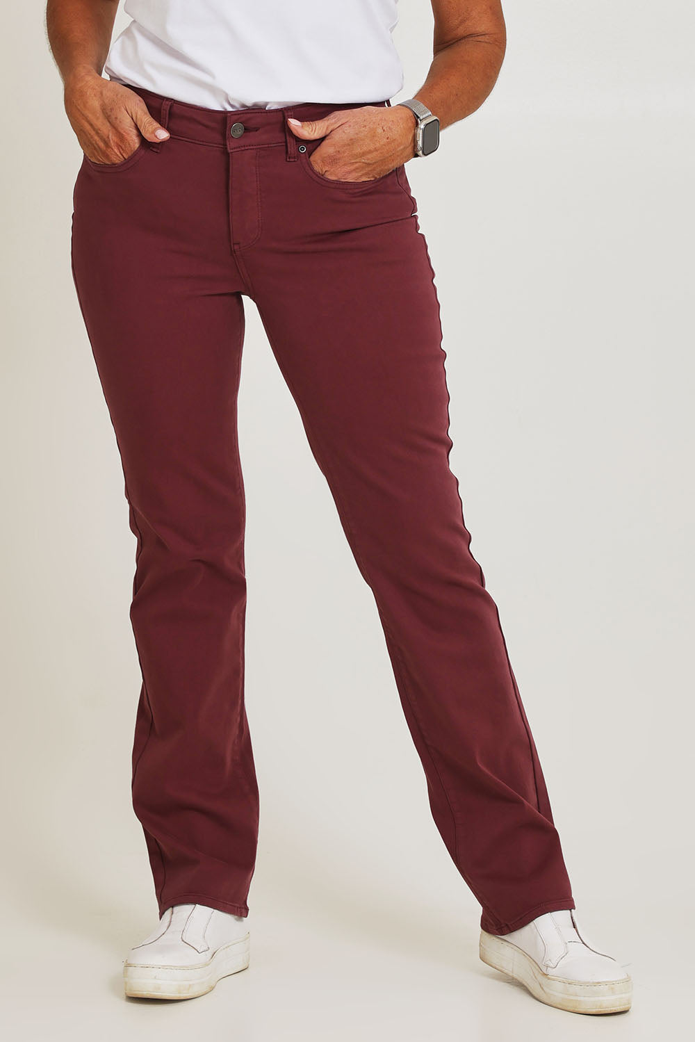 Model Sandy wearing the Marilyn Straight Jean in colour Darkcherry (Red), from the front, cropped image