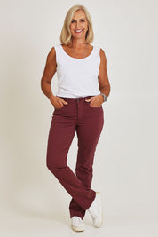 Model Sandy wearing the Marilyn Straight Jean in colour Darkcherry (Red), from the front, showing the whole outfit