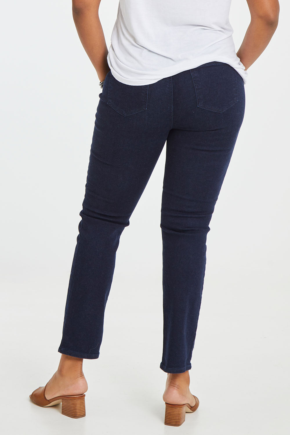 Model Noli wearing the Sheri Slim Jean in colour Rinse (Blue), from the back