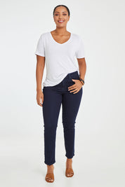 Model Noli wearing the Sheri Slim Jean in colour Rinse (Blue), from the front, showing the whole outfit