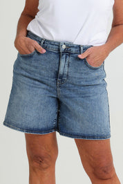 Model Sandy wearing the High Rise Birkin Relaxed Short in colour Majorca (Blue), from the front, cropped image