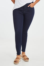 Model Noli wearing the Ami Skinny Jean in colour Rinse (Blue), from the front, cropped image