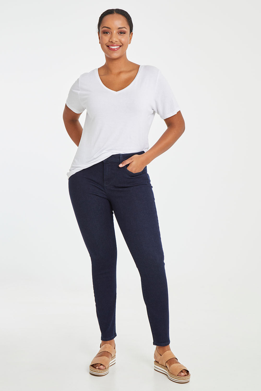 Model Noli wearing the Ami Skinny Jean in colour Rinse (Blue), from the front, showing the whole outfit