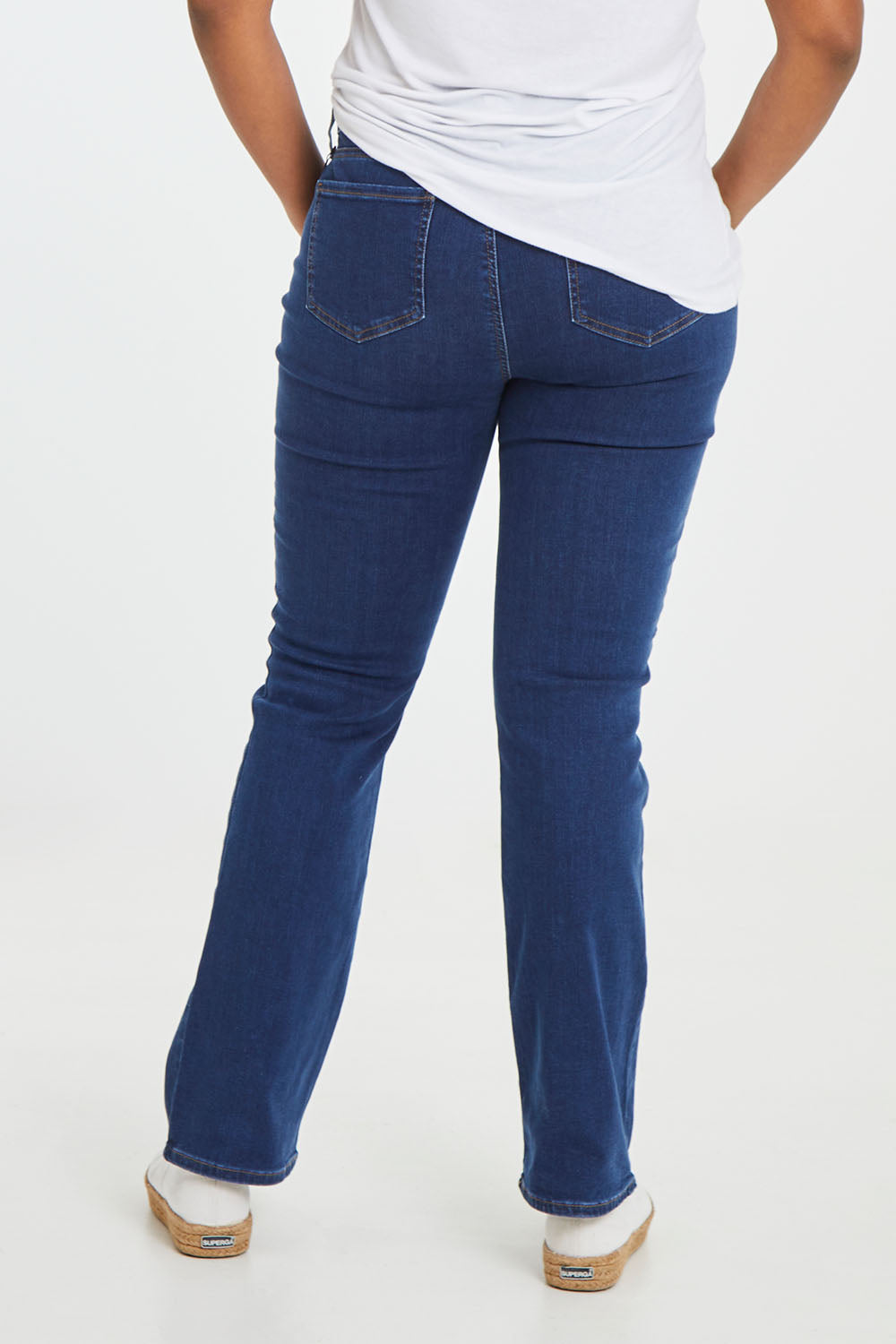 Model Noli wearing the Barbara Bootcut Jean in colour Quinn (Blue), from the back